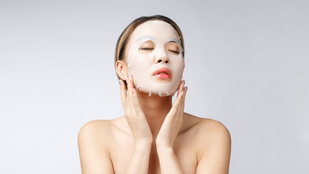 Cosmetica coreana: applicazione maschera per il viso
