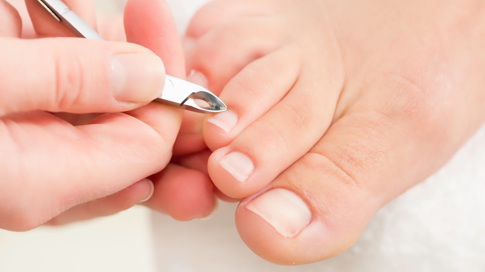 как подстригать ногти новорожденному на руках. правильная стрижка ногтей на ногах. обрезание ногтей у пожилых людей. обрезание ногтей на ногах. мужской педикюр.